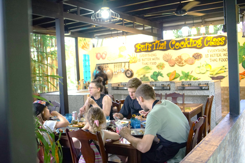 Autentica lezione di cucina tailandese e discesa in zattera di bambùBamboo Rafting | Corso di cucina | Cena