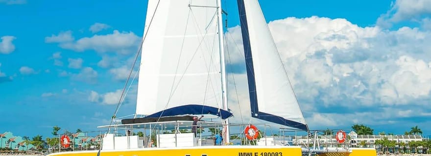 Croisière matinale en catamaran à Negril : snorkeling et grotte du pirate