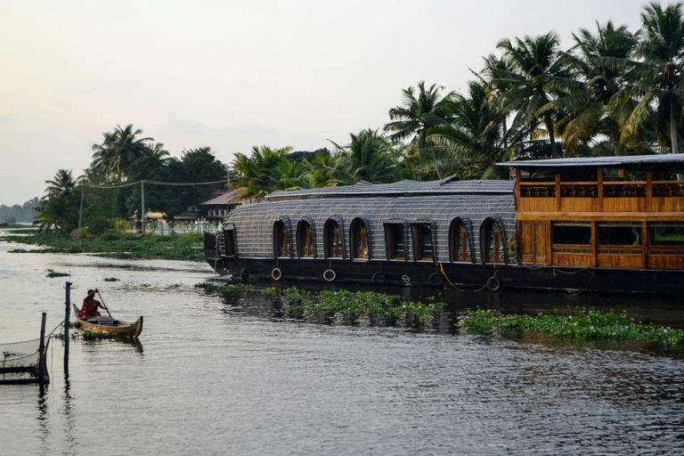 Kochi: 3-Day Kerala Tour with Munnar and Alleppey Cruise