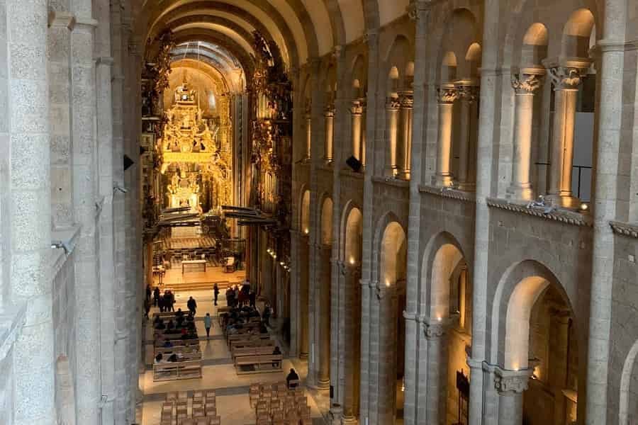 Tour door de kathedraal van Santiago met portiek, daken en museum