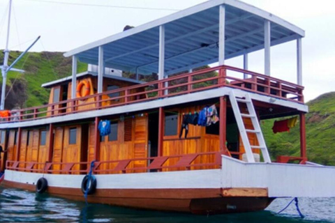 Komodo: Slow Voyage 2D1N Overnight Sailing Experience Share Cabin ( Share Bathroom ) - Mix Gender