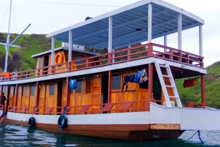 Komodo: Slow Voyage 2D1N Overnight Sailing Experience Private Cabin ( Share Bathroom )