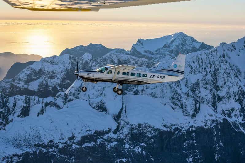 Vanuit Queenstown: Milford Sound-vlucht en natuurcruise