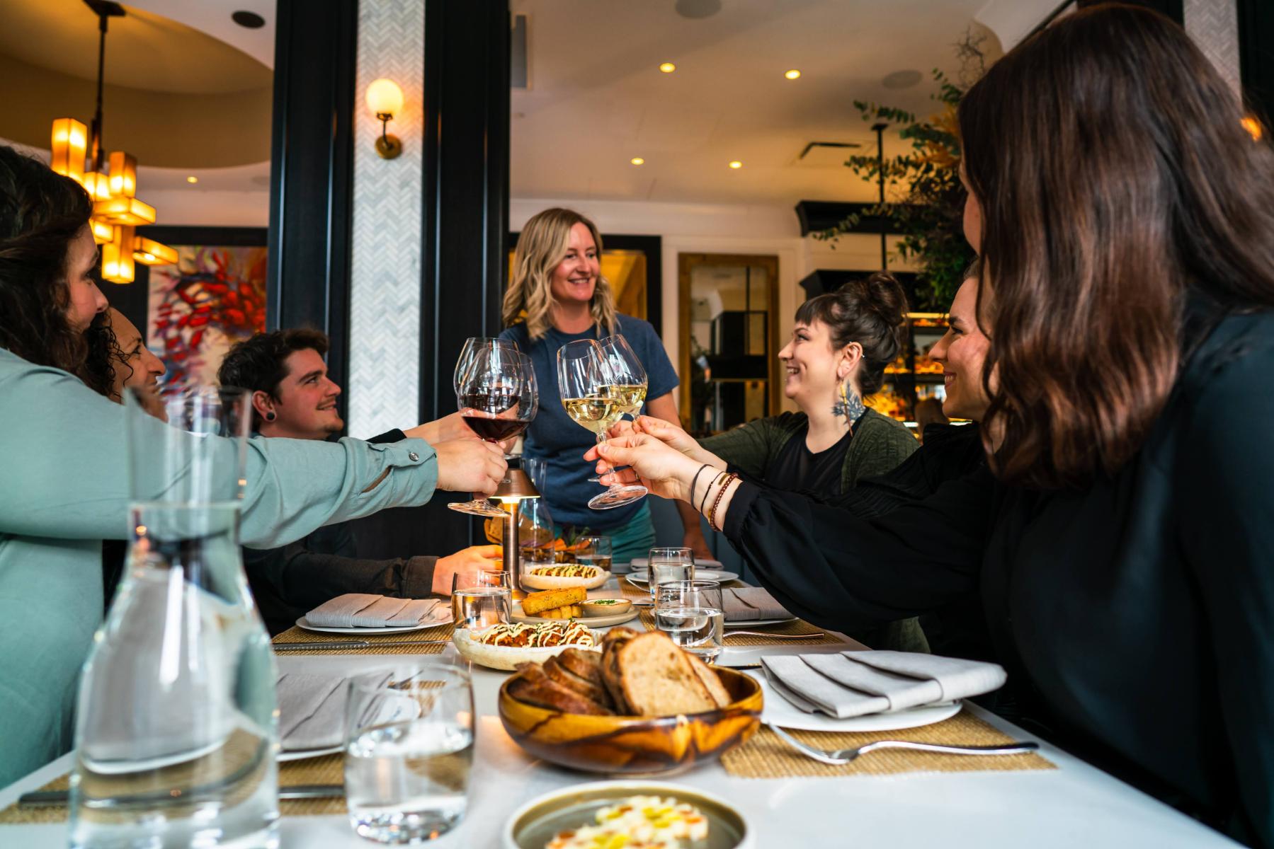 Victoria: Downtown Food and City Tour