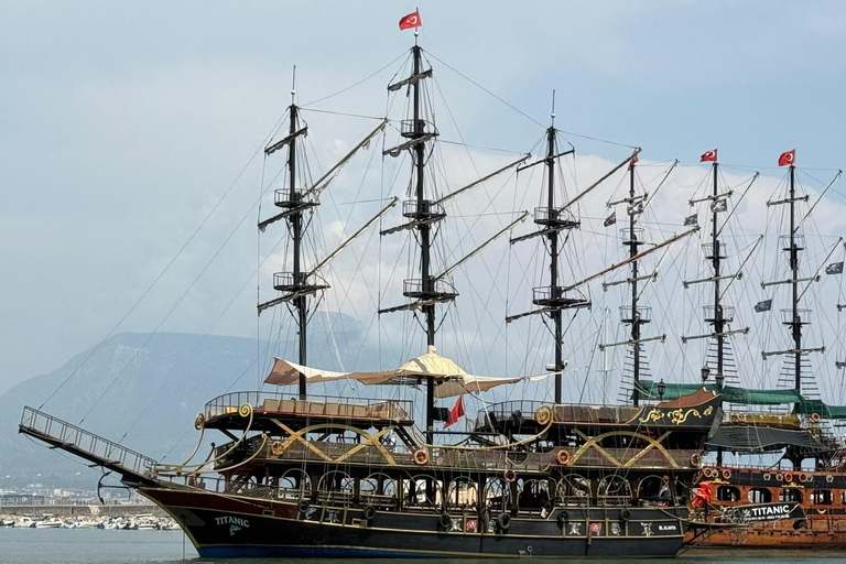 Alanya: Romantic Boat Tour with Lunch and Drinks