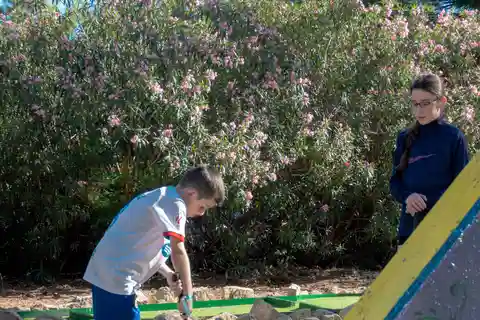 Salou: Pase Minigolf con Equipación