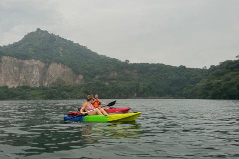 San Salvador: Wycieczka kajakowa o wschodzie słońca po jeziorze Ilopango z odbiorem