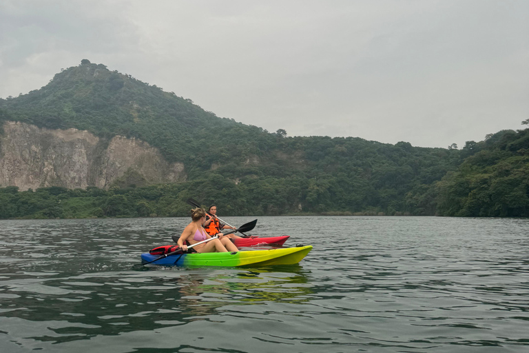 San Salvador: Wycieczka kajakowa o wschodzie słońca po jeziorze Ilopango z odbiorem