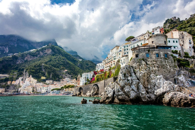 Von Sorrento aus: Geführte Bustour an der Amalfiküste und Fährenfahrt