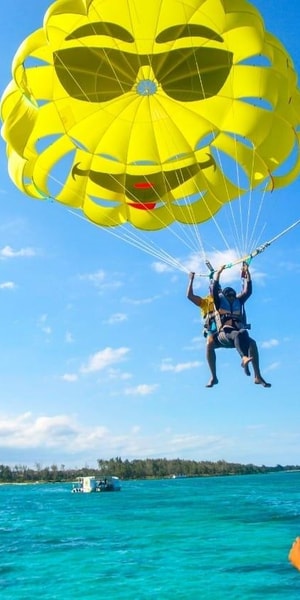 Speedminton FUN Set - Gioco Con Palline Heli Per Giardino, Spiaggia, Parco (2 Racchette + Luci)