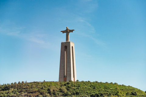 Lisbon: City Skyline Sailboat Cruise with Drink and SnacksDay Cruise in Portuguese