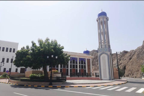 Muscat: Private City Tour with a Local Guide & Full Transfer