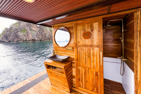 Labuan Bajo: Komodo Islands Tour with Luxury Open Deck Boat