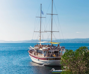 From Thessaloniki: Halkidiki Blue Lagoon Cruise with Lunch