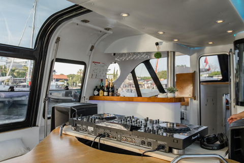 New Year’s Eve Luxury Boat – DJ, Buffet & Open Bar