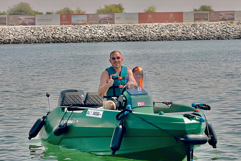 Tour de áudio pela Ilha Yas, condução própria guiada em grupo, fácil e divertidoSeaRay 25 FT • Com o capitão Bayside • Perfeito para até 6 pessoas