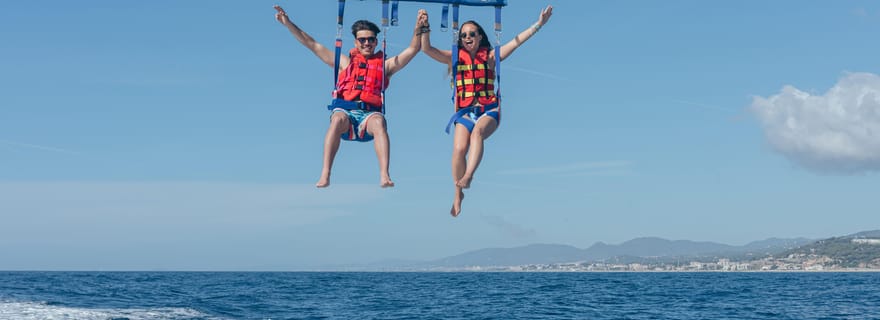 Calella : Parachute ascensionnel au-dessus de la mer Méditerranée