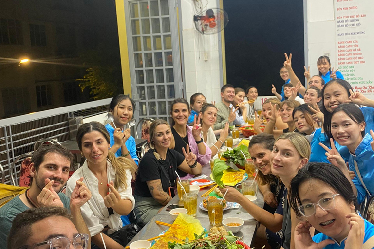 KISSTOUR| Saigón de Noche y Comida Callejera en MotoSaigón de Noche y Comida Callejera en Moto