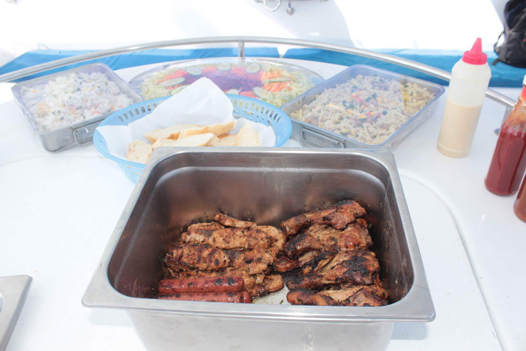 Mauritius Catamaran Cruise: 3 North Island with Lunch Drinks