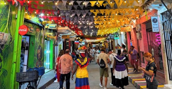 Cartagena: Getsemaní Evening Walking Tour with Dinner