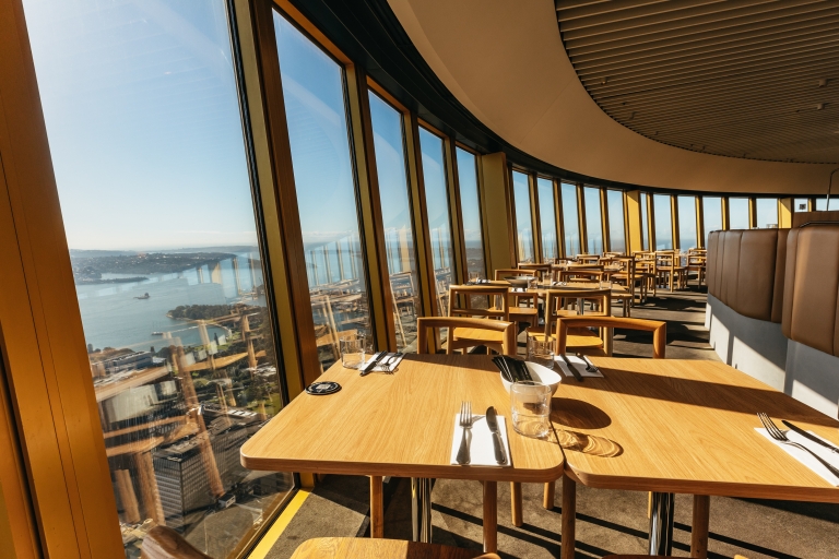 Sydney: Nieograniczona uczta Skyfeast w Sydney Tower ze stołem przy oknieTabela standardowa (inna niż Windows)
