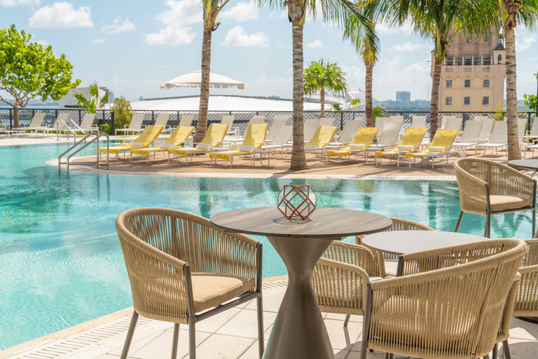 Miami: Gale Miami Hotel and Residences Pool Day Pass