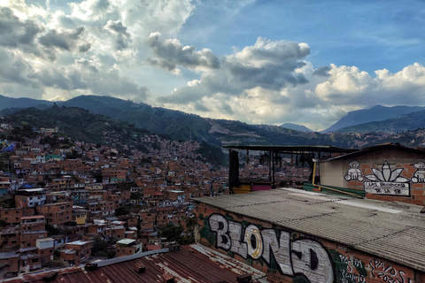 Medellín: Tour durch die Comuna 13, den Botero Park und den Metrocable mit einem lokalen Guide