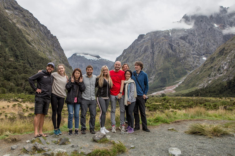 Queenstown: excursión de 1 día a Milford Sound con crucero y pícnicQueenstown: Milford Sound Day Trip with Cruise &amp; Flight