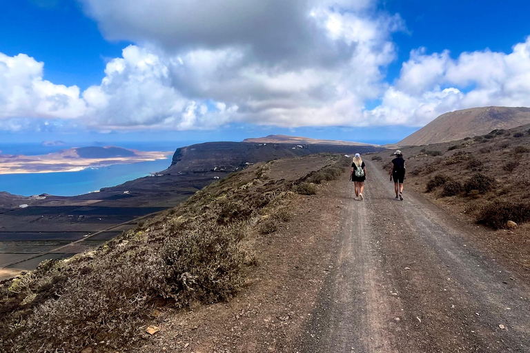 Lanzarote: tour de senderismo por el volcán norteTour Trekking Volcán Norte – Punto de Encuentro