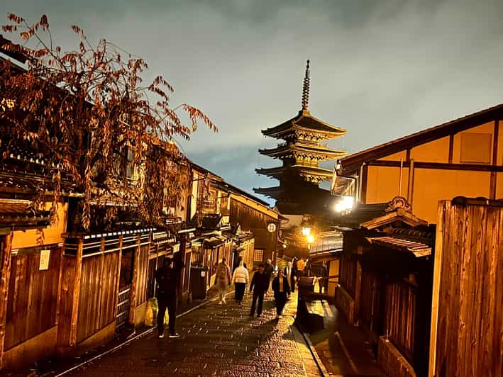 Kyoto Cultural Etiquette & Gion–Pontocho Walking Tour