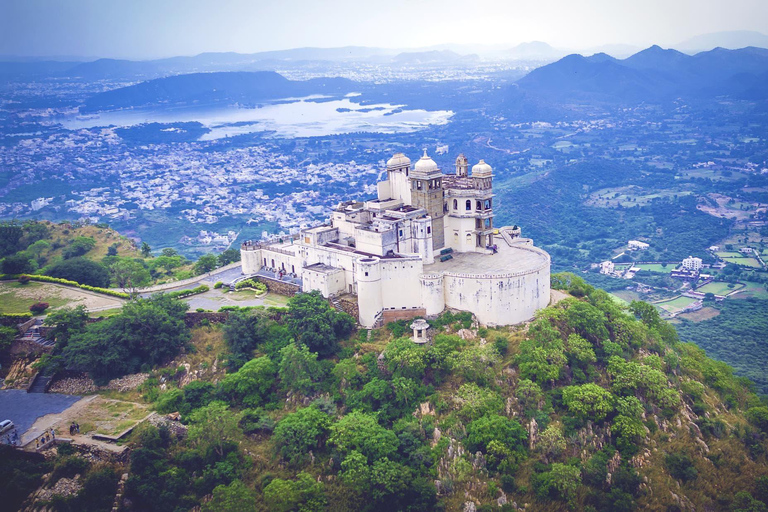 Udaipur: Private City Tour with Vintage Cars & Havelis