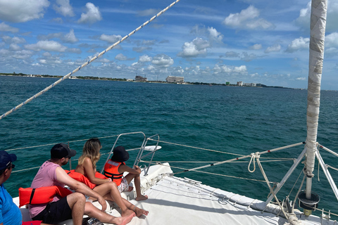 I Cancún: Isla Mujeres Katamaran med buffé, drinkar och snorklingTur från Cancun