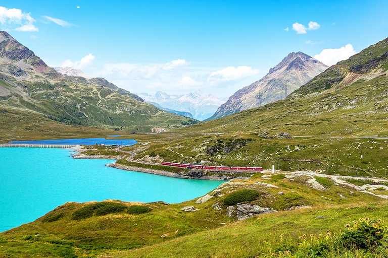 Depuis Milan : Excursion d'une journée à St Moritz et dans les Alpes avec le train rouge de la Bernina