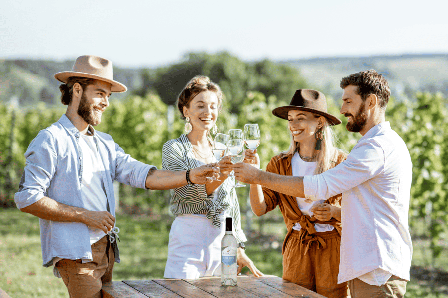 Okanagan Bee Tour, Weinverkostung und Mittagessen im Weingut Kelowna. Foto: GetYourGuide