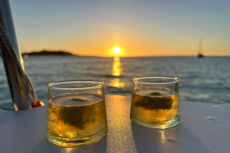 San Martín: crucero privado en catamarán al atardecerSan Martín: crucero privado en catamarán y esnórquel