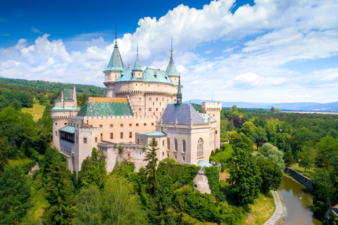 Desde Bratislava: Castillo de Bojnice y Čičmany (Excursión de un día)Bojnice - Čičmany - Short tour - Grupo abierto reducido