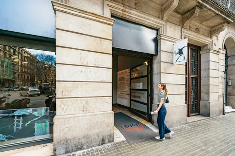 Museo Banksy de Barcelona, Acceso a la Exposición Permanente
