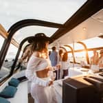 Lisbona: festa in barca al tramonto con DJ, open bar e snack