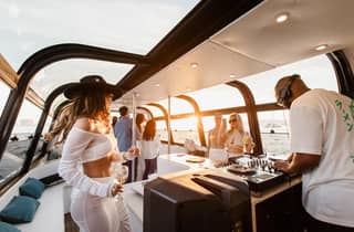 Lissabon: DJ-Party-Bootsfahrt bei Sonnenuntergang mit Pizza & Getränken