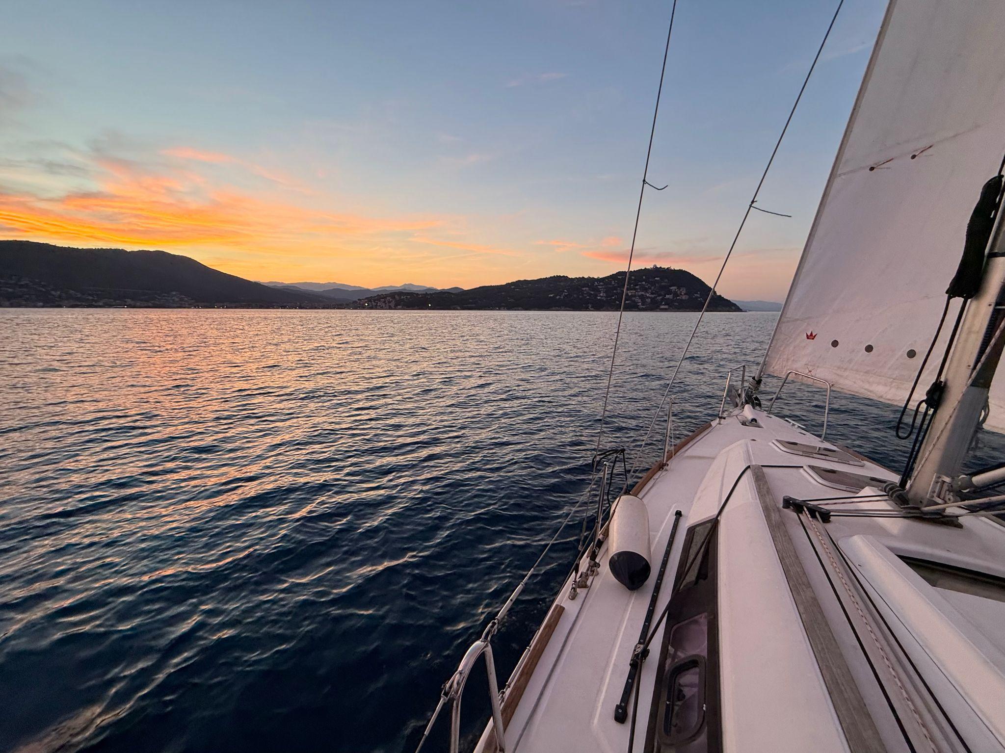 Andora: Segelabenteuer bei Sonnenuntergang