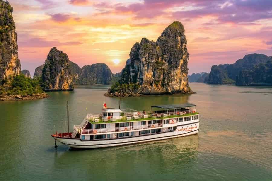 2-tägige Bootstour in der Halong-Bucht (1 Übernachtung) – Kajak, Höhlen & Sonnenuntergang. Foto: GetYourGuide 2-tägige Bootstour in der Halong-Bucht (1 Übernachtung) – Kajak, Höhlen & Sonnenuntergang. Foto: GetYourGuide