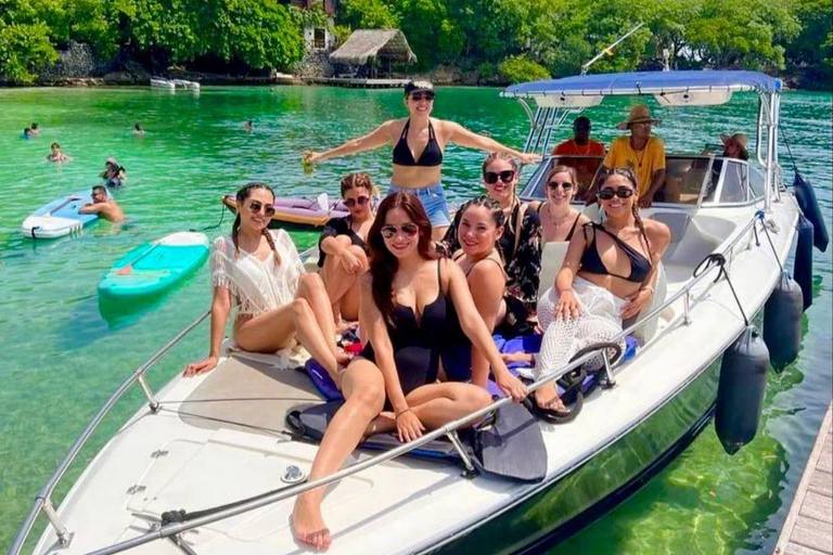 Cartagena: Rosario Islands Boat Tour with open bar & Lunch