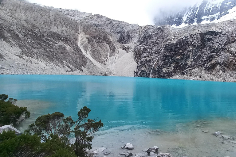 Huaraz: Laguna 69 Guided Hike in Huascarán National Park