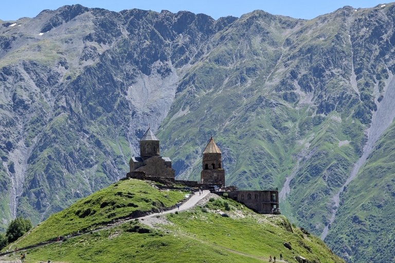 Kazbegi : Château d'Ananuri, église de la Trinité de Gudauri et Gergeti