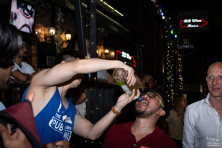 Kuala Lumpur: pub crawl in 3 locali con drinkKuala Lumpur: pub crawl serale in 3 locali con bevande