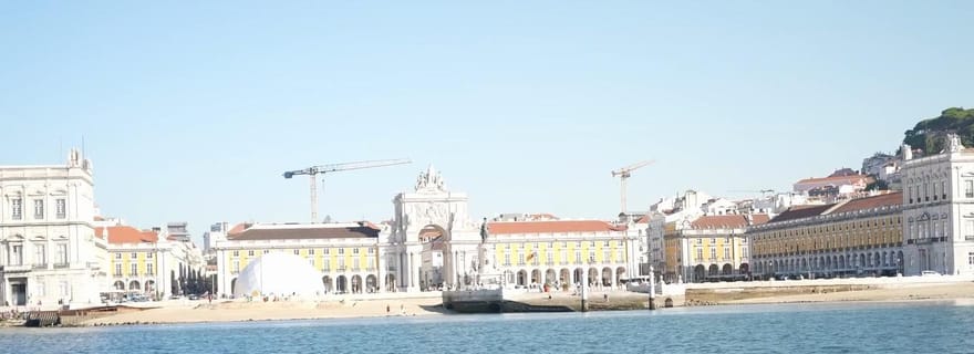 Sortie en bateau au coucher du soleil à Lisbonne, vin inclus