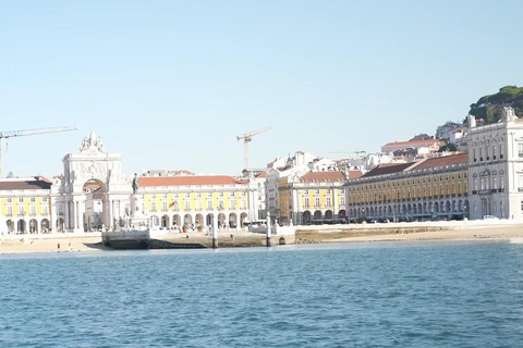 Wycieczka statkiem o zachodzie słońca w Lizbonie z winem w cenie