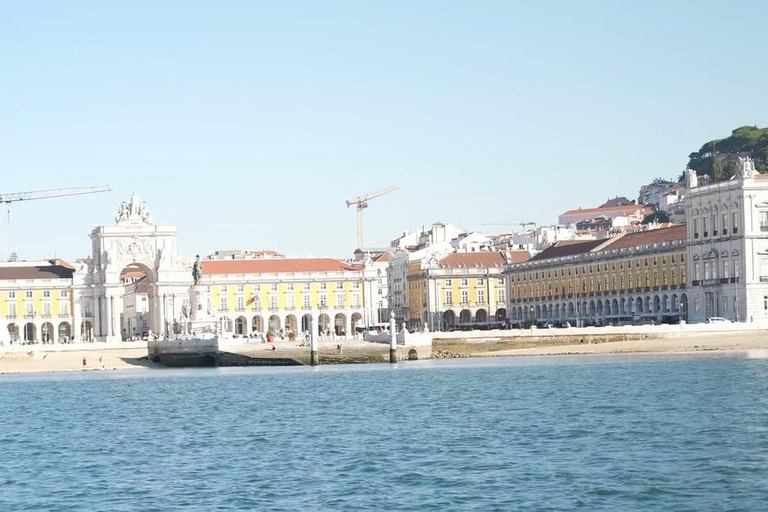 Wycieczka statkiem o zachodzie słońca w Lizbonie z winem w cenie