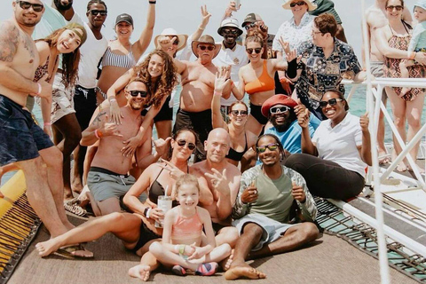 Catamaran familial pour le coucher du soleil en Jamaïque avec DJ