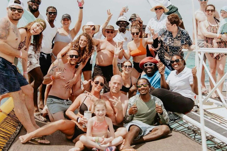 Catamaran familial pour le coucher du soleil en Jamaïque avec DJ